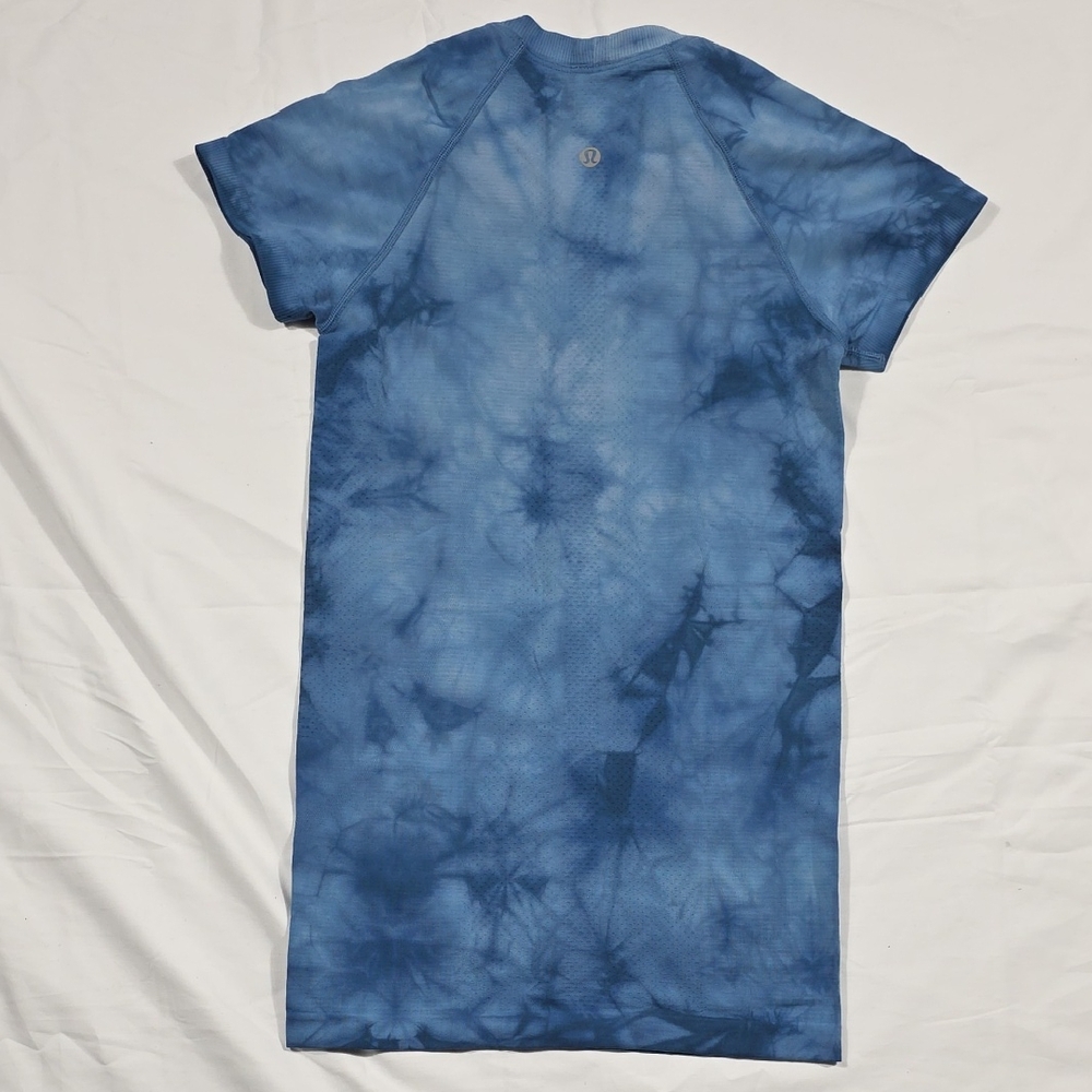 lululemon athletica Blue Tie-Dye Short Sleeve Top